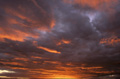 <center>De l'infini, il éclaire une dernière fois avant que de disparaître. ciel d'orage nuages rouge 